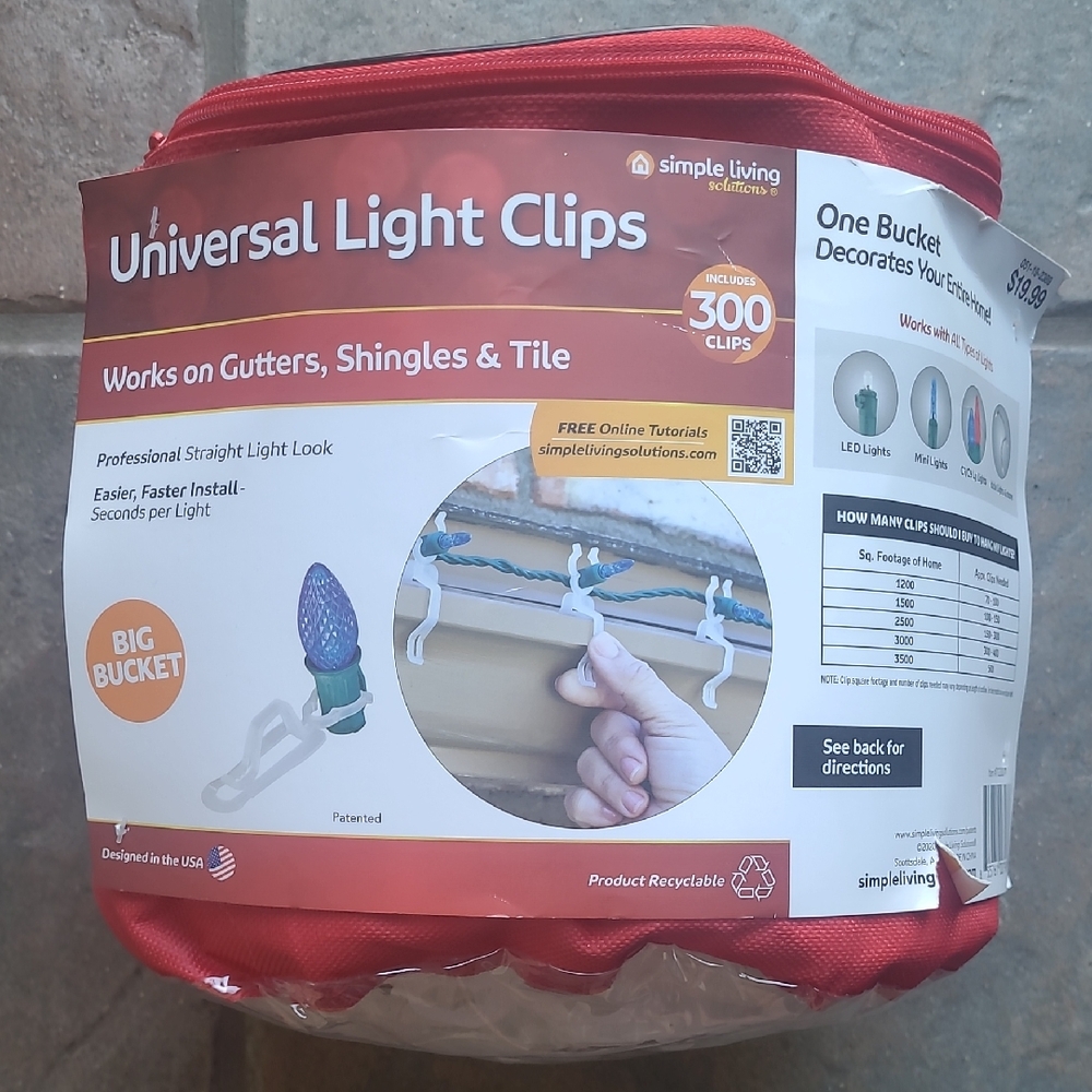 New with tags! Bag of 300 Universal Light Clips for outdoor Christmas lights